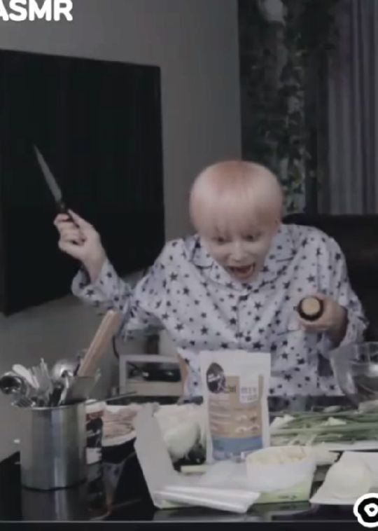 Meme Cầm Dao – Ảnh Chế Đe Dọa Hài Hước Troll Bạn Bè 🔪 97 Cầm dao cũng là một cách giữ bình tĩnh