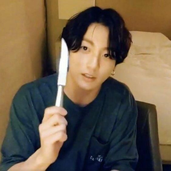 Meme Cầm Dao – Ảnh Chế Đe Dọa Hài Hước Troll Bạn Bè 🔪 93 Cầm dao rồi mới nhớ mình hết tức rồi