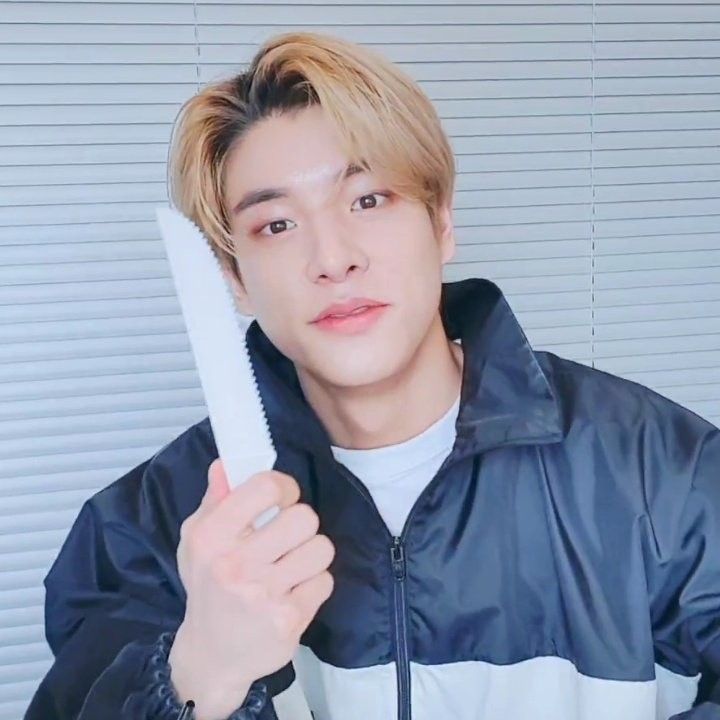 Meme Cầm Dao – Ảnh Chế Đe Dọa Hài Hước Troll Bạn Bè 🔪 135 Đang yêu đời mà thấy tin nhắn là cầm dao liền