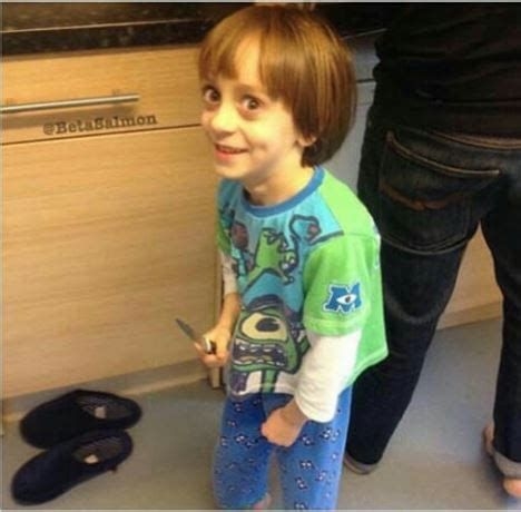 Meme Cầm Dao – Ảnh Chế Đe Dọa Hài Hước Troll Bạn Bè 🔪 144 Dù cầm dao nhưng tâm vẫn muốn ôm bạn