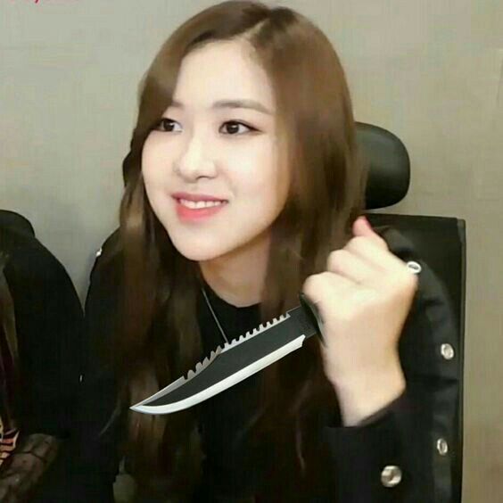 Meme Cầm Dao – Ảnh Chế Đe Dọa Hài Hước Troll Bạn Bè 🔪 181 Hơi ghen nhẹ, nên cầm dao theo bản năng